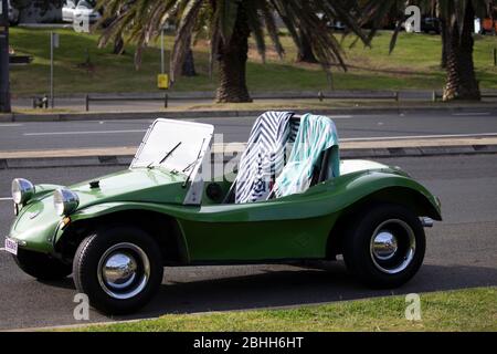 Voiture historique de style buggy à plage verte, garée à Sydney, en Australie Banque D'Images