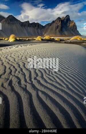 Dunes de sable volcanique noir à Vestrahorn sur la péninsule de Stokksness en Islande orientale. Banque D'Images