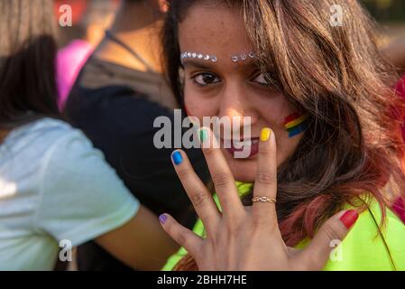 Mumbai / Inde 01 février 2020 la jeune fille de la communauté LGBT indienne mAmber montrant des vernis à ongles arc-en-ciel colorés pendant le défilé de fierté à l'Azad Maidan sur Satu Banque D'Images