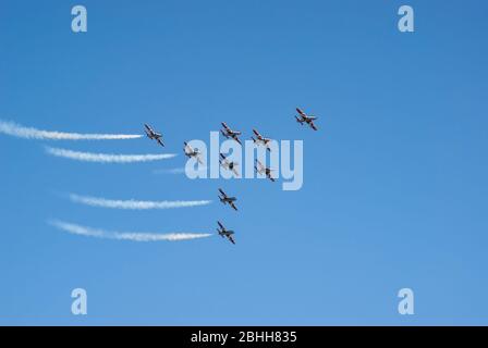 Escadron d'avions militaires volant en formation Banque D'Images