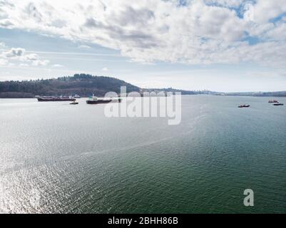 Tir aérien d'un pétrolier à Burrard Inlet près de la raffinerie Parkland. Banque D'Images