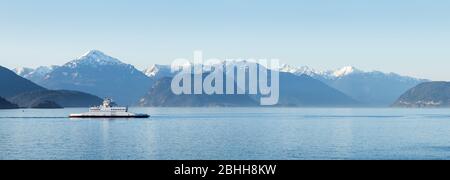 WEST VANCOUVER, C.-B., CANADA - 18 MARS 2020 : bateau de ferry de la C.-B. qui traverse Howe Sound. Banque D'Images