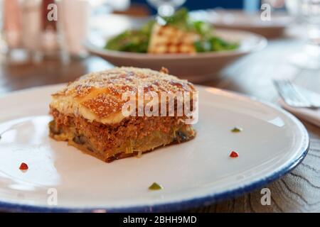 Moussaka et feta frits, cuisine grecque traditionnelle, sur table Banque D'Images