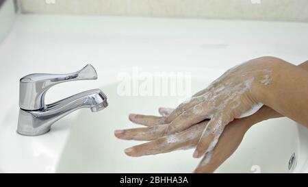 Lavage des mains en 7 étapes - étape 2/7 frotter l'arrière des deux mains, protection contre l'infection par le coronavirus COVID-19 Banque D'Images