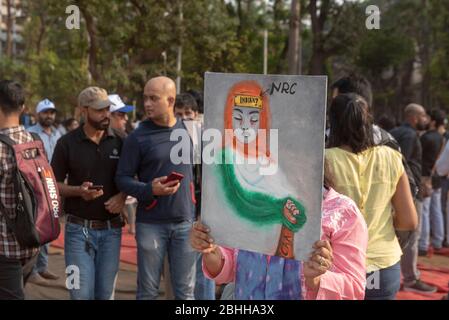 Mumbai / Inde 19 décembre 2019 une jeune indienne tient des peintures pour des protestations contre la loi anti-musulmane controversée sur la citoyenneté Amendement ( CAB CAA ) à au Banque D'Images