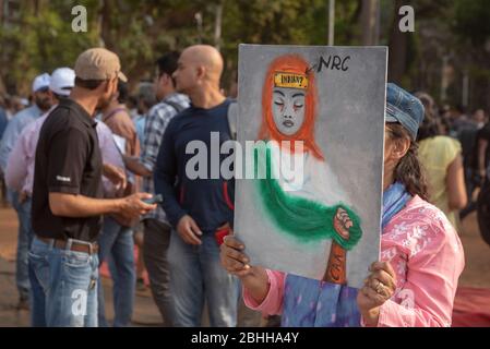 Mumbai / Inde 19 décembre 2019 une jeune indienne tient des peintures pour des protestations contre la loi anti-musulmane controversée sur la citoyenneté Amendement ( CAB CAA ) à au Banque D'Images