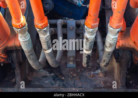 Flexibles hydrauliques sur l'équipement de construction. Tubes haute pression Banque D'Images