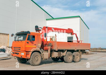 Gros camion de grue. Machines de construction pour le levage de charges lourdes Banque D'Images