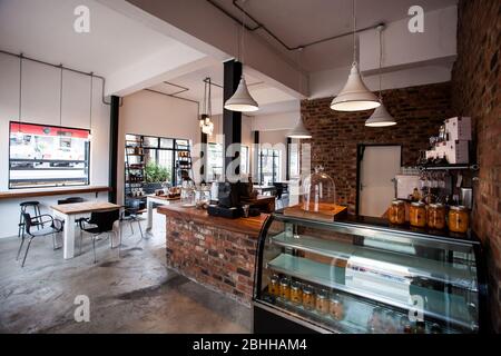 Johannesburg, Afrique du Sud - 13 décembre 2012: Vue intérieure d'un café-restaurant vide et d'une boulangerie Banque D'Images
