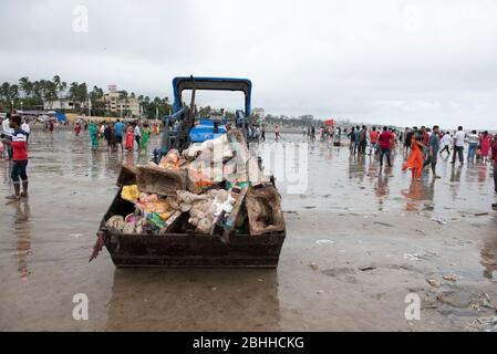 Mumbai / Inde 12 septembre 2019 nettoyage de plage après les immersions de Ganpati à ‎Juhu Beach Mumbai Maharashtra Inde Banque D'Images