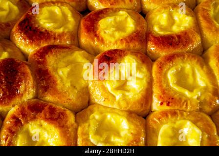 Petits pains avec fromage cottage sur une plaque de cuisson rapprochée. Pour les fonds d'écran et les fonds d'écran Banque D'Images