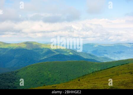 paysage alpin des montagnes de carpates. vue imprenable sur une journée estivale venteuse. nuages sur le ciel. crêtes et vallées au loin Banque D'Images