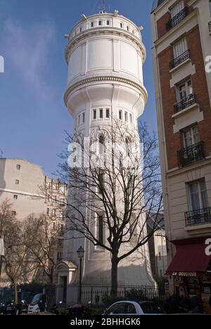 Montmartre, Paris : la tour d'eau (Château d'eau) sur la rue du Mont-Cenis dans le 18ème arrondissement Banque D'Images