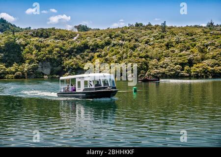 Bateau transportant des visiteurs à travers le lac Ohakuri jusqu'au parc thermal Orakei Korako, zone volcanique Taupo, région de Waikato, île du Nord, Nouvelle-Zélande Banque D'Images