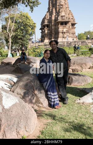 Khajuraho / Inde 24 février 2017 couple touristique prenant des photos au jardin de Khajuraho dans madhya pradesh Inde Banque D'Images