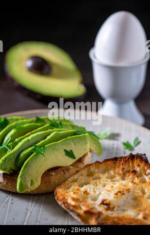 Avocat sur muffin anglais grillé Banque D'Images