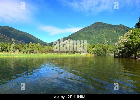 Magnifique lac Rotoroa avec des montagnes en arrière-plan. Parc national des lacs Nelson, Tasman, Nouvelle-Zélande, île du Sud. Banque D'Images