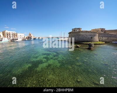 Vue panoramique sur la ville et le port de Gallipoli, région des Pouilles, Italie du Sud Banque D'Images