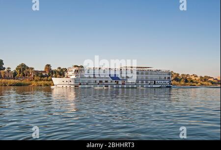 Grand luxe croisière égyptienne traditionnelle bateau naviguant sur le Nil Banque D'Images