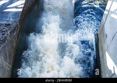 Décharge d'eau à la centrale hydroélectrique en Estonie. Banque D'Images