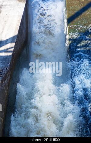 Décharge d'eau à la centrale hydroélectrique en Estonie. Banque D'Images