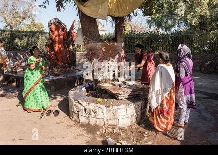 Khajuraho / Inde 25 février 2017 Femme hindou indienne adorant un arbre sacré à khajuraho madhya pradesh Inde Banque D'Images