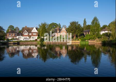 Sun se lève sur l'étang du village de Lindfield près de Haywards Heath, West Sussex UK, le matin d'avril beau et ensoleillé. Banque D'Images