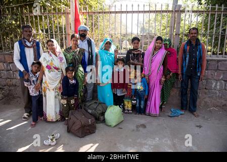 Khajuraho / Inde 25 février 2017 famille indienne de bundelkhand villageois posant pour un portrait à khajuraho madhya pradesh Inde Banque D'Images