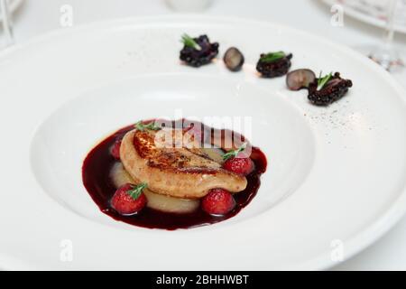 Foie de canard grillé dans une assiette chinoise blanche, gros plan Banque D'Images