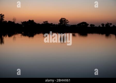 Khajuraho / Inde 25 février 2017 ciel aux teintes rougeâtres après le coucher du soleil au lac khajuraho madhya pradesh Inde Banque D'Images