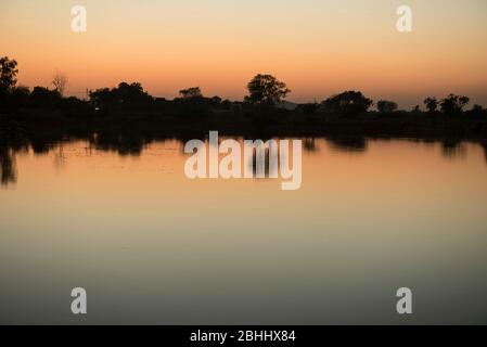 Khajuraho / Inde 25 février 2017 ciel aux teintes rougeâtres après le coucher du soleil au lac khajuraho madhya pradesh Inde Banque D'Images