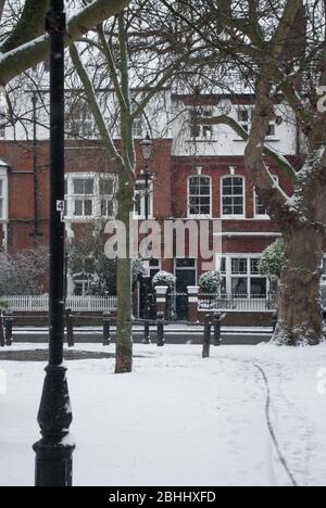 Snow Victorian House Terrace Architecture victorienne traditionnelle à Brook Green, Hammersmith, Londres W6 Banque D'Images