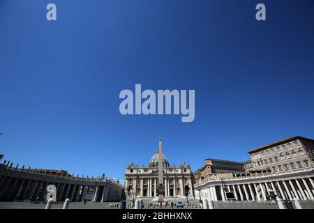 Cité du Vatican, Italie. 26 avril 2020. Vue de la place vide de St.Peter en raison de la condamnation nationale lorsqu'elle lutte contre la propagation du nouveau coronavirus surnommé COVID-19 (photo de Giuseppe 'Pino' Fama/Pacific Press) crédit: Agence de presse du Pacifique/Alay Live News Banque D'Images