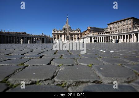 Cité du Vatican, Italie. 26 avril 2020. Vue de la place vide de St.Peter en raison de la condamnation nationale lorsqu'elle lutte contre la propagation du nouveau coronavirus surnommé COVID-19 (photo de Giuseppe 'Pino' Fama/Pacific Press) crédit: Agence de presse du Pacifique/Alay Live News Banque D'Images