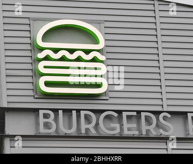 Boca Raton FL, États-Unis. 25 avril 2020. Vue sur Shake Shack à fort Lauderdale, en Floride. La société retourne 10 millions de dollars en fonds qu'elle a reçus du programme de protection des chèques de relance, le dernier d'une gamme de chaînes majeures qui ont fait marche arrière sur leur acceptation des prêts gouvernementaux dans le cadre d'une réaction violente lors de la pandémie de Coronavirus COVID-19. Le 25 avril 2020 à Boca Raton, Floride. Crédit: Mpi04/Media Punch/Alay Live News Banque D'Images