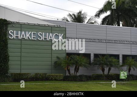 Boca Raton FL, États-Unis. 25 avril 2020. Vue sur Shake Shack à fort Lauderdale, en Floride. La société retourne 10 millions de dollars en fonds qu'elle a reçus du programme de protection des chèques de relance, le dernier d'une gamme de chaînes majeures qui ont fait marche arrière sur leur acceptation des prêts gouvernementaux dans le cadre d'une réaction violente lors de la pandémie de Coronavirus COVID-19. Le 25 avril 2020 à Boca Raton, Floride. Crédit: Mpi04/Media Punch/Alay Live News Banque D'Images