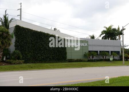 Boca Raton FL, États-Unis. 25 avril 2020. Vue sur Shake Shack à fort Lauderdale, en Floride. La société retourne 10 millions de dollars en fonds qu'elle a reçus du programme de protection des chèques de relance, le dernier d'une gamme de chaînes majeures qui ont fait marche arrière sur leur acceptation des prêts gouvernementaux dans le cadre d'une réaction violente lors de la pandémie de Coronavirus COVID-19. Le 25 avril 2020 à Boca Raton, Floride. Crédit: Mpi04/Media Punch/Alay Live News Banque D'Images
