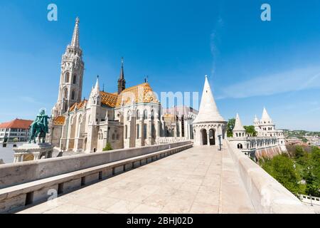 Budapest, Hongrie - 24 AVRIL 2020 : l'Église de l'Assomption du château de Buda ou l'Église Matthias. Banque D'Images