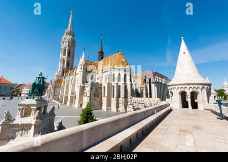 Budapest, Hongrie - 24 AVRIL 2020 : l'Église de l'Assomption du château de Buda ou l'Église Matthias. Banque D'Images