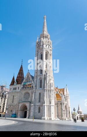 Budapest, Hongrie - 24 AVRIL 2020 : l'Église de l'Assomption du château de Buda ou l'Église Matthias. Banque D'Images