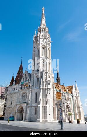 Budapest, Hongrie - 24 AVRIL 2020 : l'Église de l'Assomption du château de Buda ou l'Église Matthias. Banque D'Images