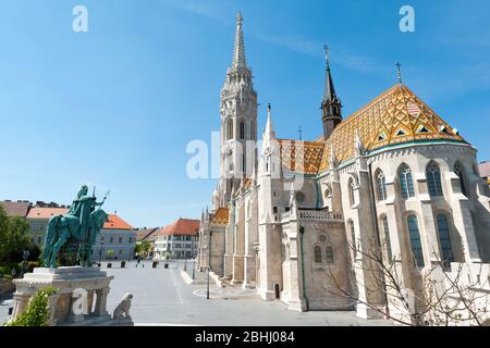 Budapest, Hongrie - 24 AVRIL 2020 : l'Église de l'Assomption du château de Buda ou l'Église Matthias. Banque D'Images