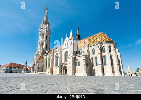 Budapest, Hongrie - 24 AVRIL 2020 : l'Église de l'Assomption du château de Buda ou l'Église Matthias. Banque D'Images