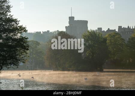 Eton, Windsor, Berkshire, Royaume-Uni. 26 avril 2020. Une misteuse commence par une journée chaude et ensoleillée sur la Tamise à Eton avec vue sur le château de Windsor. Crédit : Maureen McLean/Alay Live News Banque D'Images