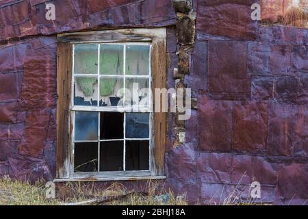 Chalet en bois gainé dans la vieille ville fantôme d'Ione, Nevada, États-Unis, d'argent et de cinnabar [pas de libération de propriété; disponible pour l'octroi de licence éditoriale Banque D'Images