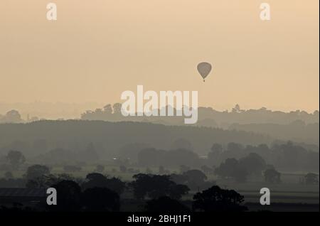 Montgolfière voyageant dans les plaines du Cheshire, vue de Borras Head, Wrexham Banque D'Images