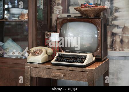 Bangkok, Thaïlande, 5 janvier 2020: Intérieur rétro - ancienne télévision, machine à écrire et téléphone. Banque D'Images