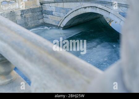 03 janvier 2020, Beijing Chine: La rivière Golden Water gelée sous un pont blanc Banque D'Images