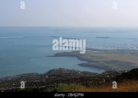 Vue depuis le sommet de la montagne de Holyhead en direction du port, Anglesey avec ferry au départ de Dublin Banque D'Images