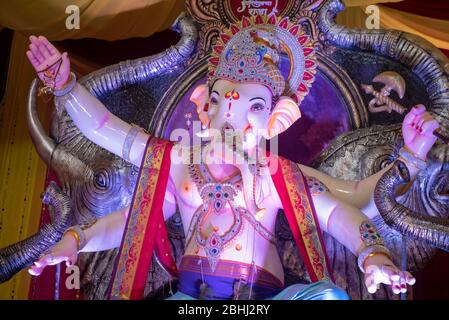 Mumbai / Inde 12 septembre 2019 Big Idol de lord ganesha dans un pandal à Mumbai Maharashtra Inde Banque D'Images